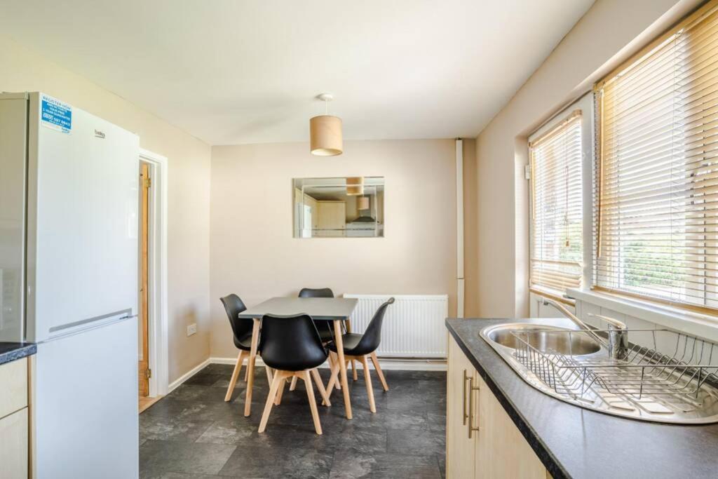 Off Road Parking, Smart Tv In Each Room! Swansea Exterior photo